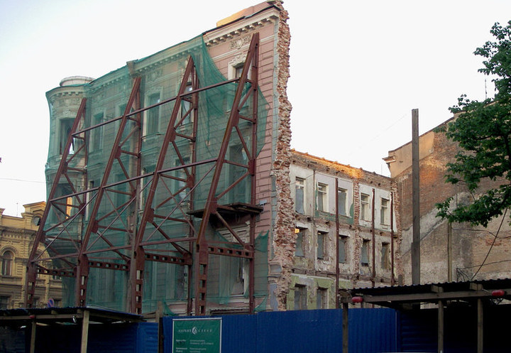 Реконструкция здания с сохранением фасада