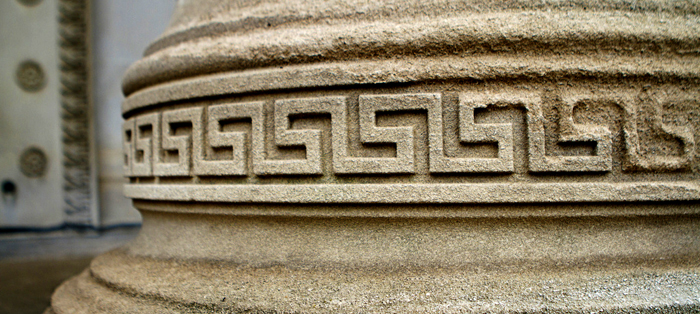 Орнамент в нижней части колонны