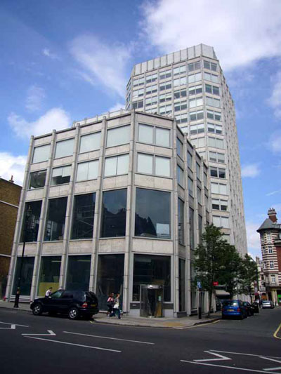 Здание редакции журнала «Экономист» в Лондоне, 1964, – архитекторы Элисон и Питер Смитсон (Alison and Peter Smithson)