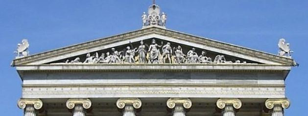 Тимпан фронтона украшенный скульптурами