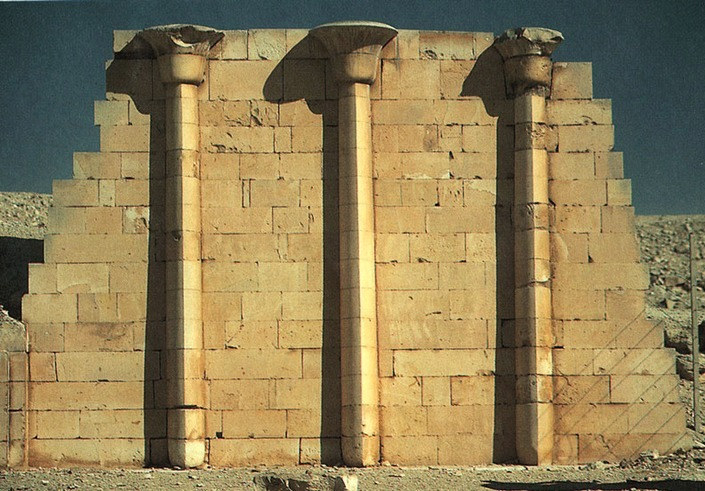 Египет. Мемфис. Три трёхчетвертных колонны