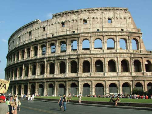 Колизей в Риме – крупнейший амфитеатр