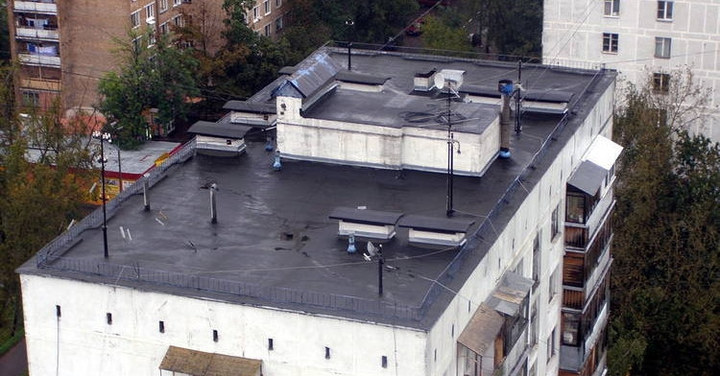 Плоская крыша многоэтажного здания
