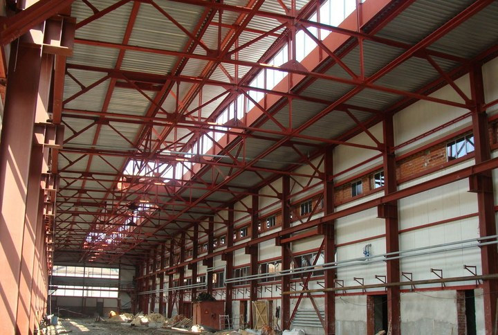 Производственное здание с прямоугольным фонарём для освещения и вентиляции