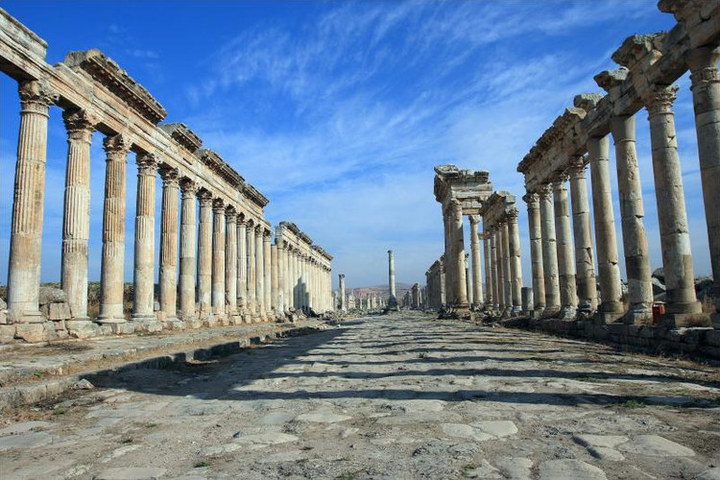 Сирия. Античная колоннада в городе Апамея