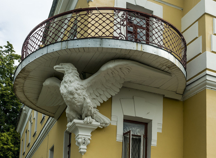 Консоль со скульптурой птицы поддерживающей балкон