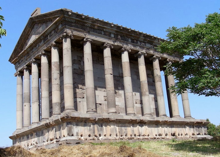 Армения. Римский храм на подиуме