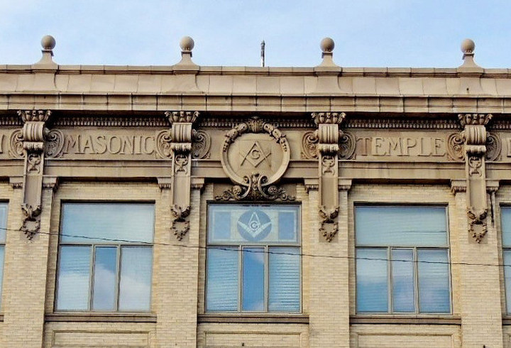 Медальон на фасаде здания