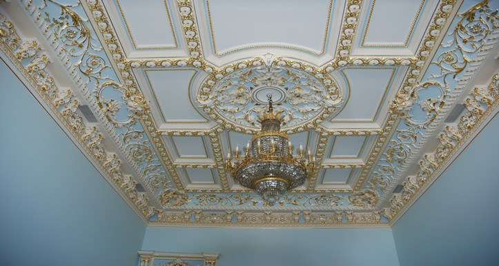 Потолок декорированный лепниной