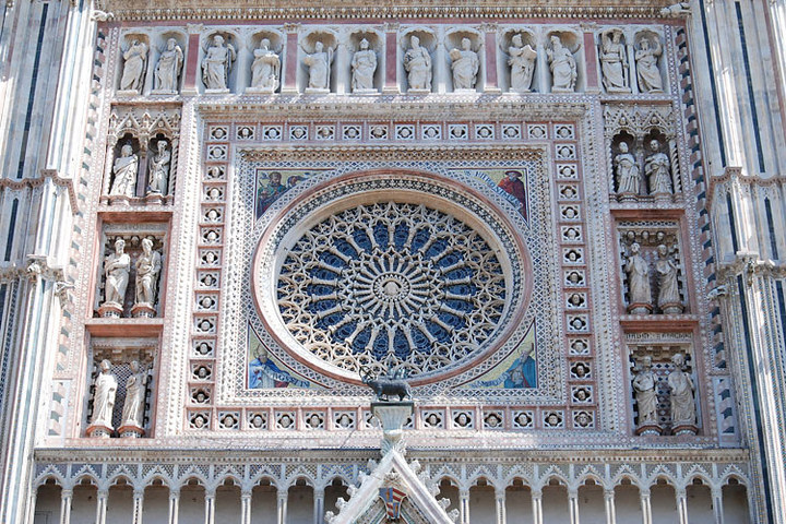 Роза на фасаде собора в Италии