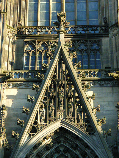 Вимперг над порталом готического собора