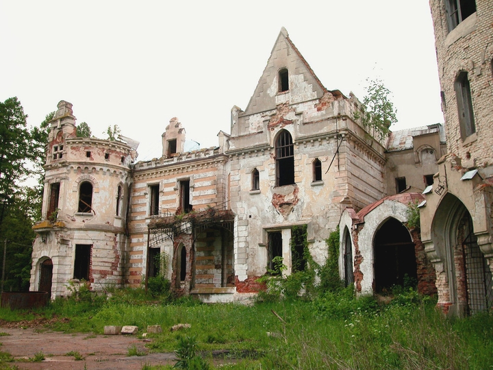 Руина усадьбы Храповицких в Муромцево
